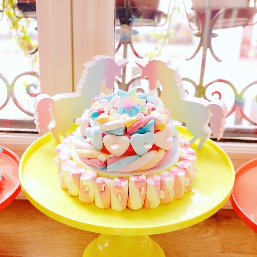 UNICORN CANDY CAKE ❤️This cake is from Junie, 5 years ❤️ This little artist made, all by herself, a first version, and then told me that she didn't like the lower part of her tiered cake... I told her she could make it again if she wanted to.. so she put off all the candies, and replace them by the pink/white striped ones. I was IN LOVE with this patient and perfectionist little girl ❤️ These kind of very little things makes my life beautiful and happy @pascalgrasso ❤️your daughter ☺️ ✨Workshop & set design by Lili Bergmann Julie Bergmann #kidsparty #kidsdecor #eventdesign #eventdecor #lilibergmann #lilibergmannstudio #unicorn #rainbow #unicornparty #licorne #candycake#unicorncake